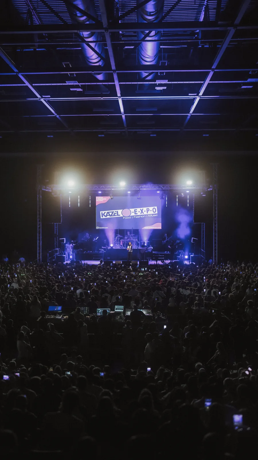 Kazel Expo konser sahnesinin önündeki seyirciler