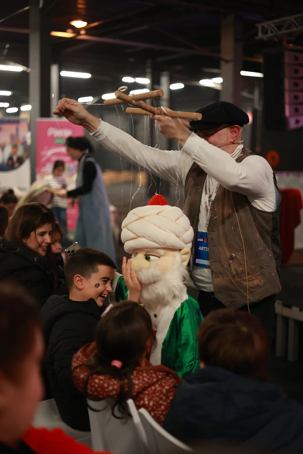 Kazel Expo’da bir gösteriyi izleyen çocuklar